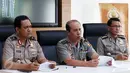 Kadiv Humas Polri Irjen Boy Rafli Amar (tengah) memberikan penjelasan terkait bom Bandung, di Jakarta, Selasa (28/2). Boy Rafli mengatakan, pelaku teror Bandung punya peranan cukup penting dalam pelatihan kelompok teror di Aceh. (Liputan6.com/Johan Tallo)