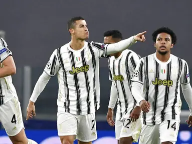 Striker Juventus, Cristiano Ronaldo, melakukan selebrasi usai mencetak gol ke gawang Ferencvaros pada laga Liga Champions di Turin, Rabu (25/11/2020). Juventus menang dengan skor 2-1. (Marco Alpozzi/LaPresse via AP)