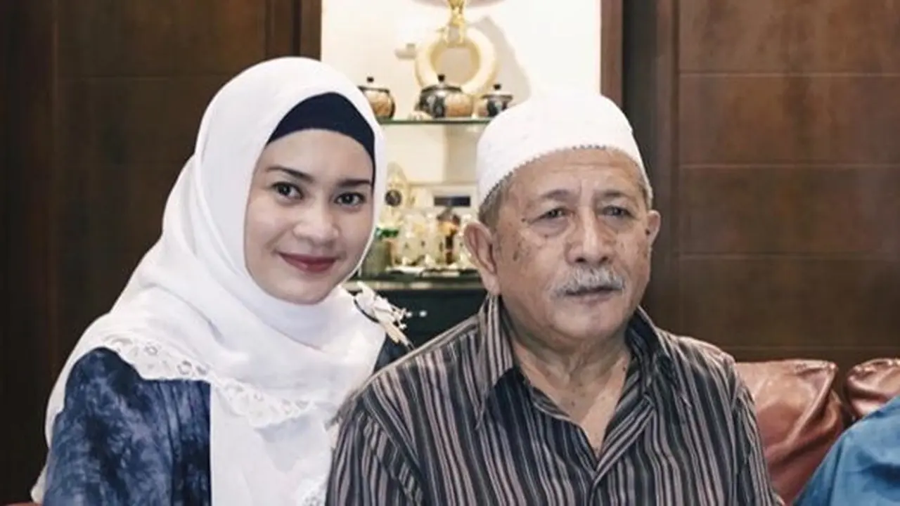 Meninggal Dunia, Ini 6 Potret Kenangan Ikke Nurjanah dan Sang Ayah
