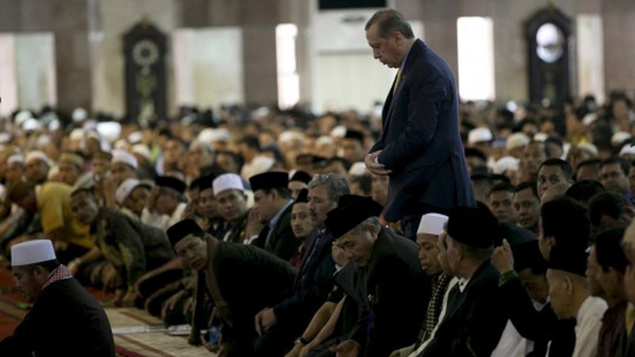 Usai jumatan di Masjid Istiqlal, Presiden Turki diajak selfie jemaah
