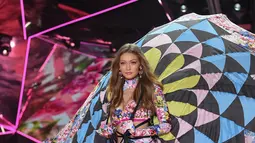 Model Gigi Hadid saat tampil di atas catwalk Victoria's Secret Fashion Show 2018 di Pier 94, New York, AS, Kamis (8/11). (Photo by Evan Agostini/Invision/AP)