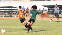 Para pemain Timnas Indonesia U-18 saat menjalani latihan di Lapangan Jenggolo, Sidoarjo, Rabu (17/7/2019).