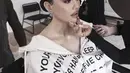 Untuk melengkapi tampilannya, Agnez memakai kacamata hitam berlensa kotak yang memberi sentuhan misterius dan futuristik. Rambutnya ditata sleek ke belakang dengan detail aksesori keemasan di bagian depan yang membuat penampilannya semakin standout. [@agnezmo].
