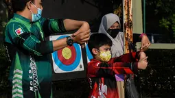 Anak-anak melakukan pemanasan saat mengikuti latihan memanah yang diadakan SAN Archery Club di Desa Ciater, Tangerang Selatan (9/8/2020). SAN Archery Club dibuka kembali bagi anggotanya untuk berlatih kembali dengan mengikuti protokol kesehatan di tengah wabah COVID-19. (Agung Kuncahya B./Xinhua)