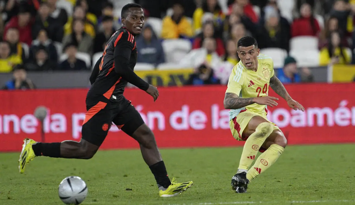 Spanyol pun dibuat cukup kesulitan untuk membongkar pertahanan Kolombia. Di sisi lain, justru Kolombia yang beberapa kali mampu merepotkan lawan. (AP Photo/Dave Shopland)