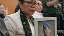 Ibunda Nofriansyah Yosua Hutabarat atau Brigadir J, Rosti Simanjuntak membawa foto sang anak saat menghadiri sidang vonis terdakwa Ferdy Sambo di Pengadilan Negeri Jakarta Selatan, Senin (13/2/2023). Rosti didampingi kuasa hukum keluarga Martin Lukas Simanjuntak menonton langsung sidang putusan terhadap Ferdy Sambo. (Liputan6.com/Faizal Fanani)