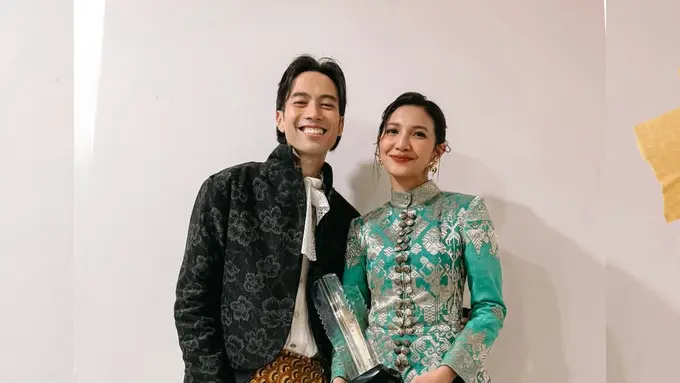 Raih Pemeran Utama Perempuan Terbaik, Sheila Dara Tampil Memukau dengan Songket Bali di FFI 2025