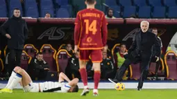 Pelatih AS Roma, Jose Mourinho menghentikan bola sambil melakukan protes kepada wasit saat laga lanjutan Liga Italia 2023/2024 melawan Atalanta di Olympic Stadium, Roma, Italia, Senin (08/01/2024) dini hari WIB. (AP Photo/Andrew Medichini)