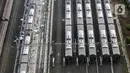 Sejumlah kereta Mass Rapid Transit (MRT) terparkir di Depo MRT Lebak Bulus, Jakarta, Senin, (12/7/2021). PT MRT Jakarta (Perseroda) mewajibkan penumpang membawa dokumen perjalanan, termasuk Surat Tanda Registrasi Pekerja (STRP) untuk mendukung penerapan PPKM Darurat. (Liputan6.com/Johan Tallo)