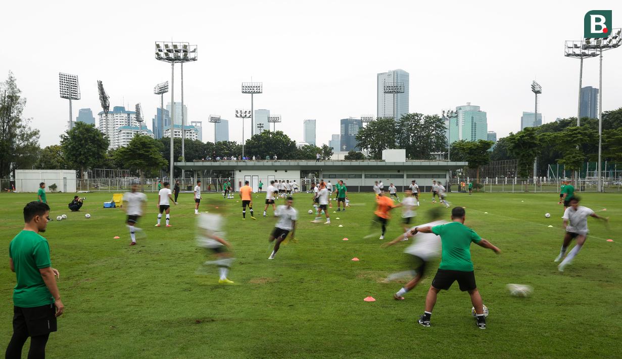 <p>Pemain Timnas Indonesia U-22 melakukan pemusatan latihan untuk SEA Games 2023 yang berlangsung di Lapangan A, Kompleks Stadion Utama Gelora Bung Karno (SUGBK), Kamis (02/03/2023). Pemusatan latihan ini akan berlangsung dari tanggal 1-16 Maret 2023. (Bola.com/Bagaskara Lazuardi)</p>