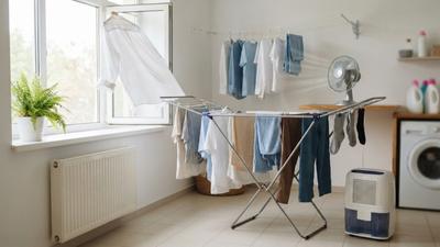 7 Cara Mengeringkan Pakaian di Dalam Rumah Tanpa Membuat Kamar Bau Apek Paling Efektif