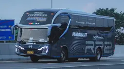 Bus milik PO Pandawa 87 dengan bodi dari karoseri New Armada Skylander R22 tampak elegan kala melintas tol Trans Jawa. (Source: Instagram/@ahmazira_)