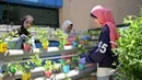 Anak-anak Palestina merawat tanaman dalam cangkir plastik di Pusat Anak-Anak Al-Qattan, Gaza City, Senin (20/7/2020). Anak-anak Palestina belajar bagaimana memanfaatkan kembali botol dan wadah plastik bekas untuk dekorasi taman. (Xinhua/Rizek Abdeljawad)