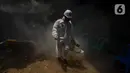 Petugas melakukan fogging nyamuk demam berdarah dengue (DBD) di kampung pemulung Pancoran, Jakarta, Rabu (22/2/2020). Pemerintah mengimbau warga mengantisipasi penyebaran DBD saat musim pancaroba pada April hingga Mei lantaran saat ini terjadi pandemi virus corona COVID-19. (merdeka.com/Imam Buhori)