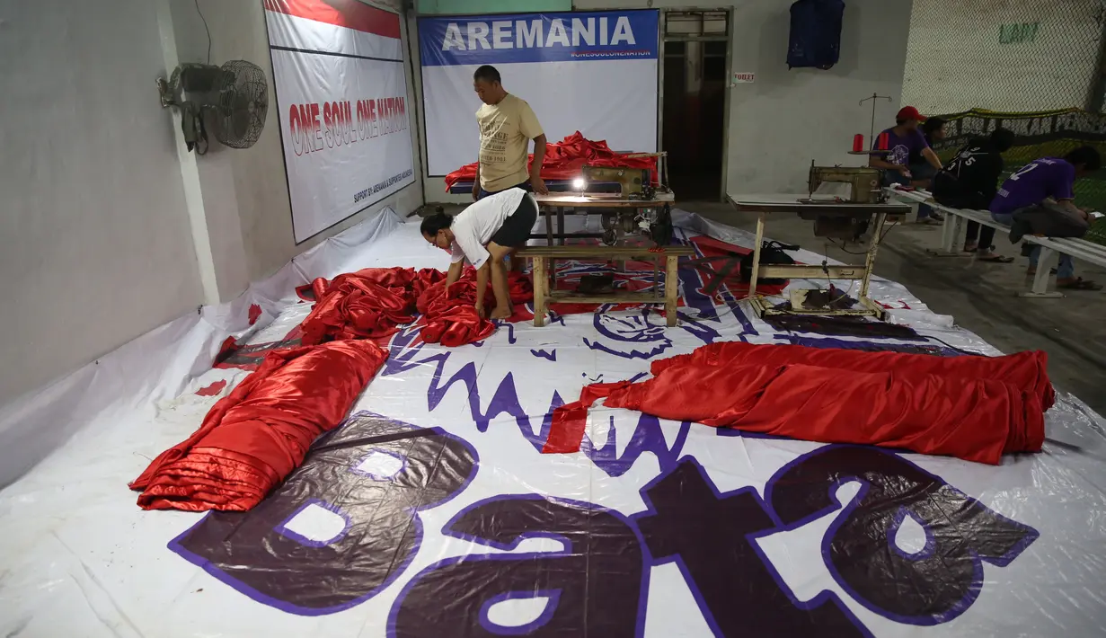 Aremania mengusung semangat kesatuan suporter untuk sepakbola Indonesia merancang dan membuat bendera Merah Putih terbesar di Dunia bertempat di Lapangan Futsal  Tangerang, Selasa (13/10/2015). (Bola.com/Nicklas Hanoatubun)