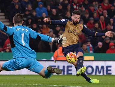 Kiper Stoke City, Jack Butland (kiri) jmenhadang tembakan pemain Arsenal,  Olivier Giroud pada lanjutan Liga Premier Inggris antara Stoke City vs Arsenal di Stadion Britannia, Stoke-on-Trent, Minggu (17/1/2016).  (AFP Photo/Oli Scarff)