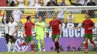 Diogo Jota (kiri) melakukan selebrasi setelah dirinya mencetak gol kedua bagi timnya pada pertandingan Grup F EURO 2020 antara Portugal melawan Jerman di Allianz Arena, Jerman pada Sabtu (19/06/2021). (AP/Pool/Philipp Guelland)