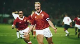 Ronald Koeman. Mantan pelatih Barcelona ini pernah meraih treble winners saat membela PSV Eindhoven pada musim 1987/1988. Ia pun dinominasikan sebagai peraih Ballon d'Or edisi 1988. Nyatanya, gelar diraih rekannya di Timnas Belanda, Marco van Basten yang bersinar di Euro 1988. (These Football Times)