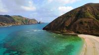 Tak hanya Gili Trawangan, kini Lombok juga terkenal dengan Pantai Mawun yang garis pantainya melengkung mirip tapal kuda.