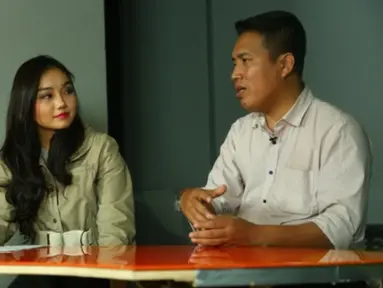 Richard Ahmad Supriyanto berbincang dengan presenter Liputan6.com, Annastasia Errine di Jakarta, Kamis (5/3/2015). Terkait penetapan dirinya menjadi Ketua Umum Jakmania periode 2014-2017 . (Liputan6.com/Gautama Adianto)