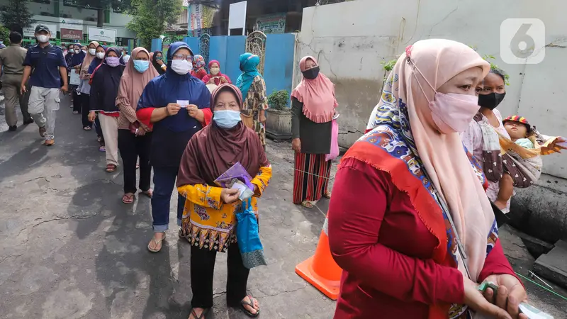 Emak-Emak Serbu Operasi Pasar Minyak Goreng di Probolinggo