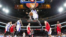 Pebasket Philadelphia 76ers, JaKarr Sampson memasukan bola pada laga NBA melawan Chicago Bulls di Wells Fargo Center, USA, Selasa (10/11/2015). (USA Today Sports/Bill Streicher)