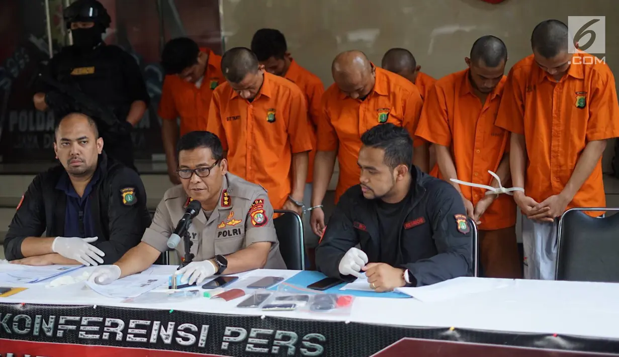 Kabid Humas Polda Metro Jaya Kombes Argo Yuwono menunjukkan barang bukti kasus pencurian ATM dan penipuan di Jakarta, Rabu (25/9/2019). Polisi menangkap sembilan orang dari tiga kasus berbeda dengan sejumlah barang bukti. (Liputan6.com/Immanuel Antonius)