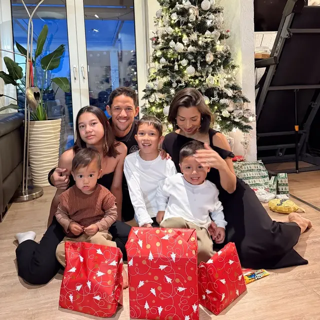 Potret harmonis 6 keluarga seleb beda agama rayakan Natal ini bikin adem lihatnya