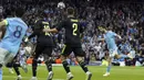 Pemain Manchester City, Bernardo Silva, mencetak gol ke gawang Real Madrid pada laga semifinal leg kedua di Stadion Etihad, Kamis (18/5/2023). Man City menang dengan skor 4-0. (Nick Potts/PA via AP)