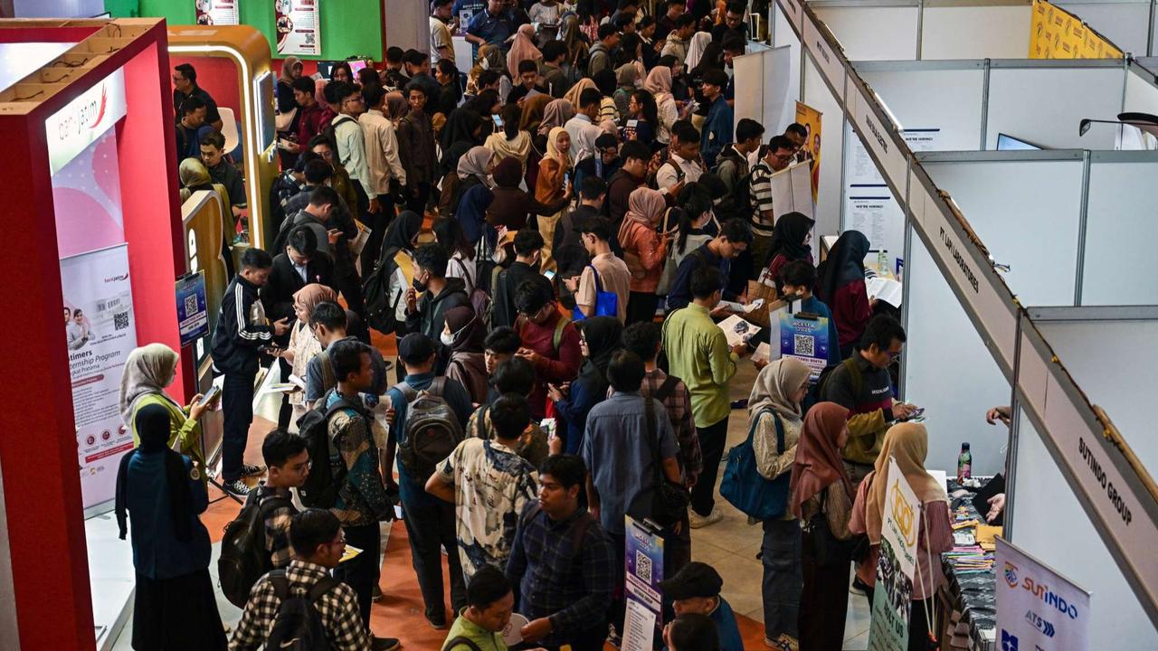 Ribuan Pencari Kerja Serbu Job Fair di Surabaya