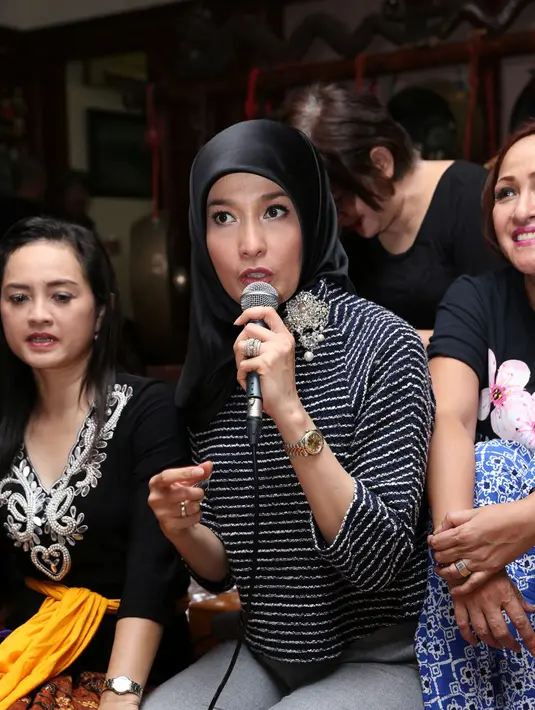 ‘Para korban tragedi ini Insya Allah mati syahid, kita enggak bisa menyalahkan, saat itu kondisi apapun Ini kuasa Allah’, kata Arzeti Bilbina di kawasan Panglima Polim, Jakarta Selatan, Sabtu (12/9/2015). (Andy Masela/Bintang.com)