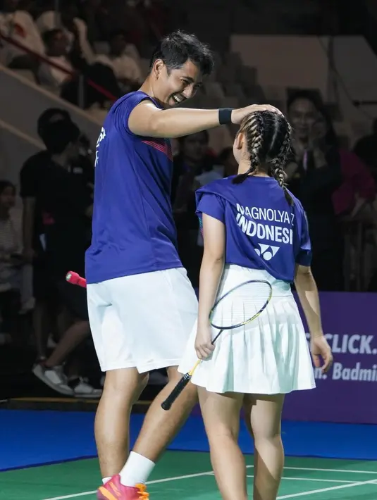Penampilan pasangan beda usia itu menarik perhatian saat di lapangan bulutangkis [@arya.saloka]