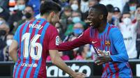 Pedri dan Ousmane Dembele selebrasi gol dalam duel Barcelona vs Bilbao dengan skor 4-0 di Camp Nou, Senin (28/2/2022). (AP/Alberto Saiz)