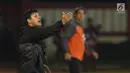 Pelatih Persebaya, Angel Alfredo Vera memberi arahan saat timnya melawan Persija pada lanjutan Go-Jek Liga 1 Indonesia 2018 bersama Bukalapak di Lapangan PTIK, Jakarta, Selasa (26/6). Babak pertama Persija tertinggal 0-1. (Liputan6.com/Helmi Fithriansyah)