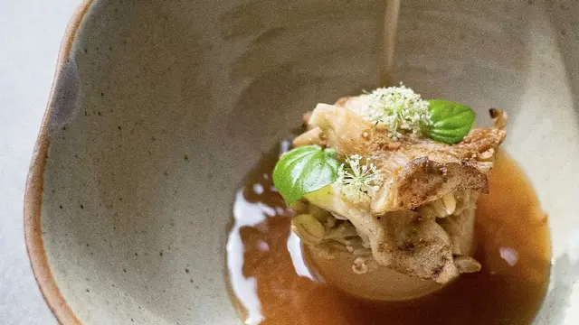 Salah satu menu andalan di restoran fine dining August di kawasan SCBD Jakarta Selatan, Chef Hans Christian dan profesional F&B Budi Cahyadi. (Dok: August)