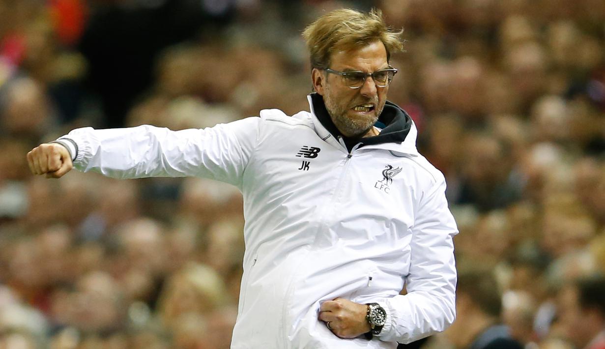Pelatih Liverpool, Jurgen Klopp berselebrasi usai anak buahnya mencetak gol kegawang Villarreal pada leg kedua liga Europa di stadion Anfield, Liverpool, Inggris, (5/6). Liverpool menang atas Villarreal dengan skor 3-0. (Reuters/Lee Smith)