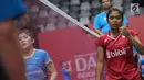 Tunggal putri Indonesia, Gregoria Mariska Tunjung (kanan) usai melawan Goh Jin Wei (Malaysia) pada babak pertama Indonesia Masters 2018 di Istora Senayan, Jakarta, Rabu (24/1). Gregoria kalah 14-21, 21-19, 12-21. (Liputan6.com/Helmi Fithriansyah)
