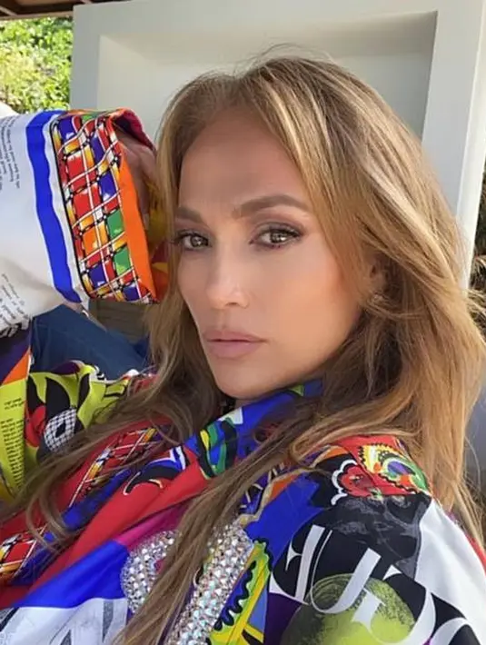 Rambut Highlight Blonde Jennifer Lopez (Instagram @jlo)