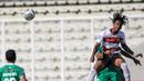 Penyerang Madura United, Ronaldo Kwateh (atas) berduel udara dengan pemain PSS Sleman saat laga pekan keempat BRI Liga 1 2021/2022 di Stadion Madya, Jakarta, Sabtu (25/09/2021) WIB. (Bola.com/Bagaskara Lazuardi)