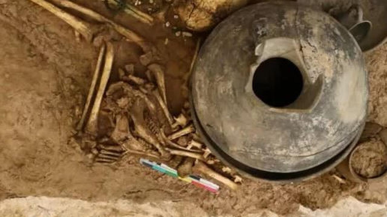 Kerangka-kerangka ini ditemukan di area seluas sekitar 5 meter persegi.