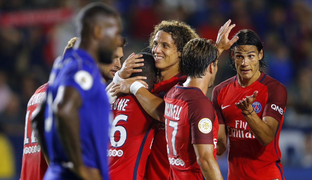  Para pemain Paris St Germain merayakan gol  Jonathan Ikone (4kanan) saat melawan Leicester City pada ajang International Champions Cup 2016 di StubHub Center, Carson, California, (30/7/2016). PSG menang 4-0. (Reuters/Mike Blake)