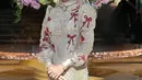 Rachel Maryam tampil cantik kenakan kebaya berpita dengan kerah tinggi dan detail korset [@rachelmaryams]