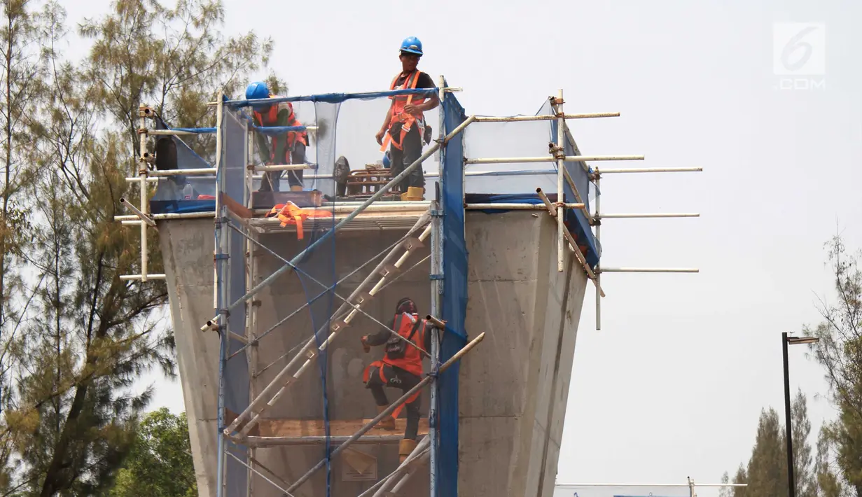 Pekerja tengah mengerjakan proyek pembangunan infrastruktur di Jakarta, Senin (18/9). Upah riil buruh bangunan naik 0,41 persen dari Rp 64.674 pada Juli 2017 menjadi Rp 64.939 pada Agustus 2017. (Liputan6.com/Angga Yuniar)