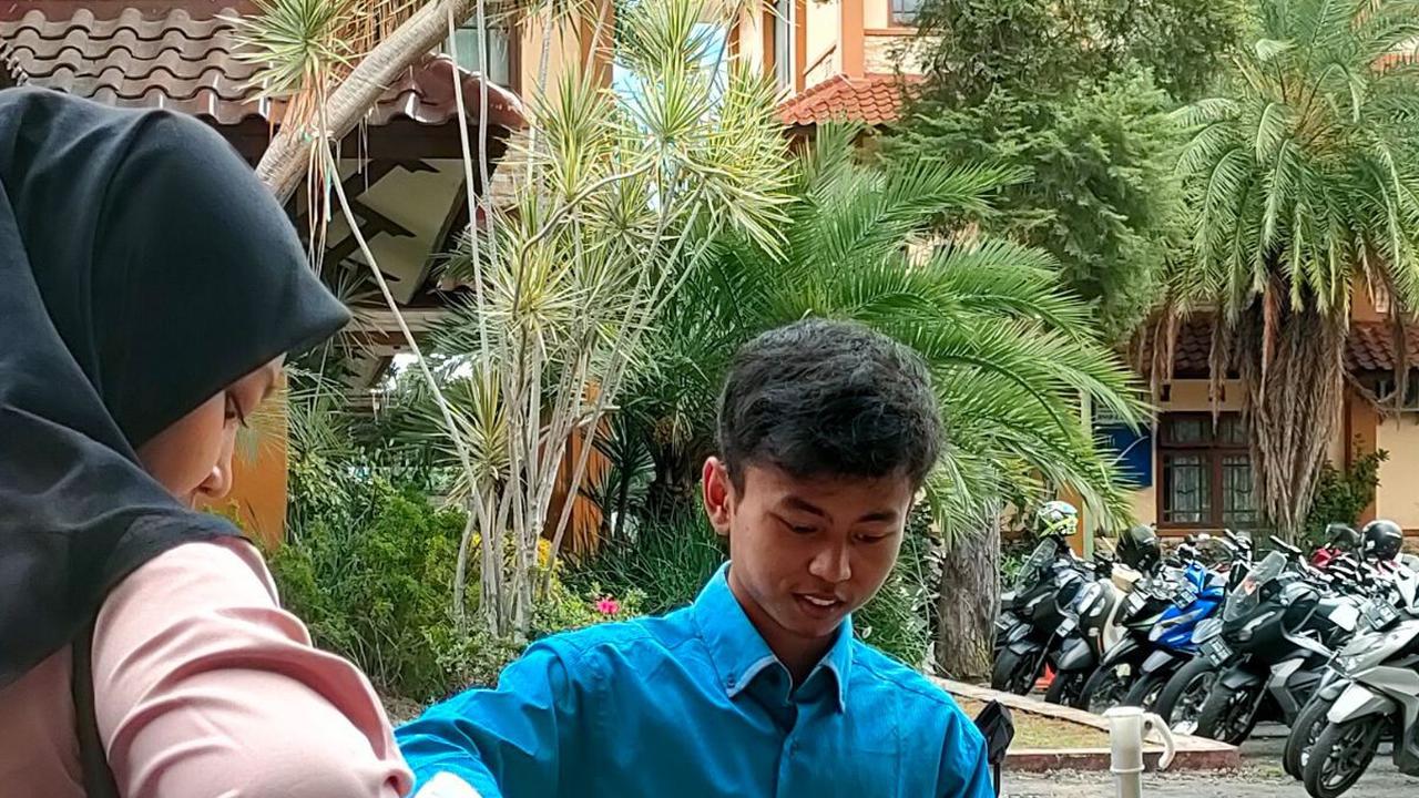 Perjuangan Firmansyah, Mahasiswa Garut Tak Malu Nyambi Ngojek dan Jualan Aci demi Bisa Kuliah & Tak Terus Hidup Miskin
