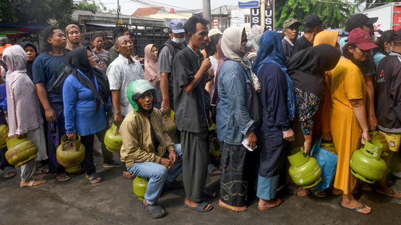 Antrean pembeli gas 3 kg