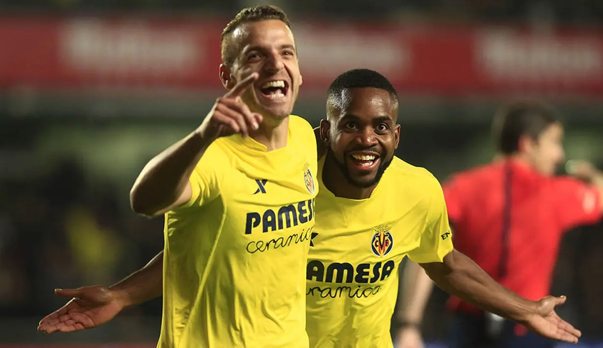 Roberto Soldado dan Cedric Bakambu merayakan gol kemenangan atas Real Madrid pada laga La Liga Spanyol di Stadion El Madrigal, Spanyol, Minggu (13/12/2015). (EPA/Juan Carlos)