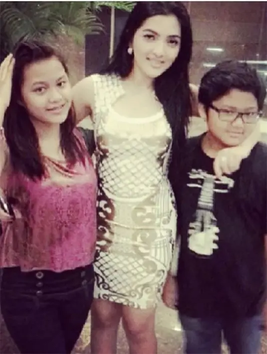 Momen Ashanty bersama anak sambungnya. Setelah ibu kandungnya menikah lagi tahun 2011, Aurel dan Azriel mendapatkan kasih sayang dari ibu sambungnya. [Instagram/azriel_hermansyah]