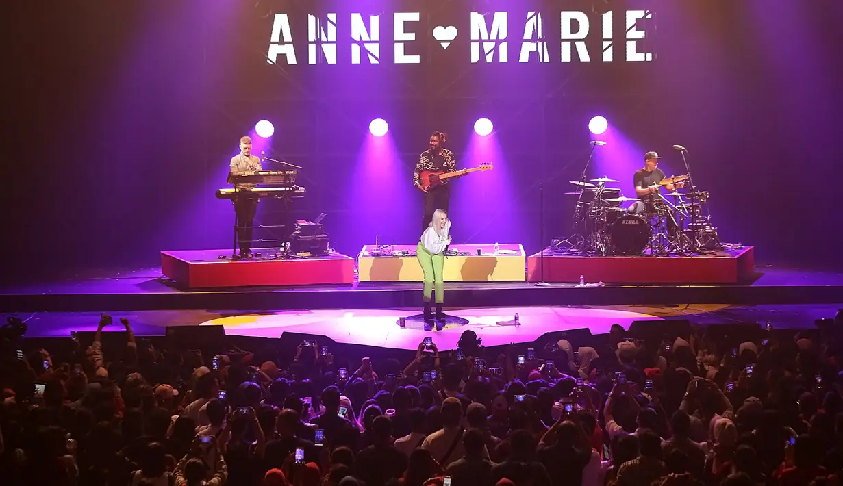 Nggak sampai sana, ternyata drummernya pun berulangtahun saat LAFFestival 2018 diselenggarakan. (Bambang E. Ros/Bintang.com)