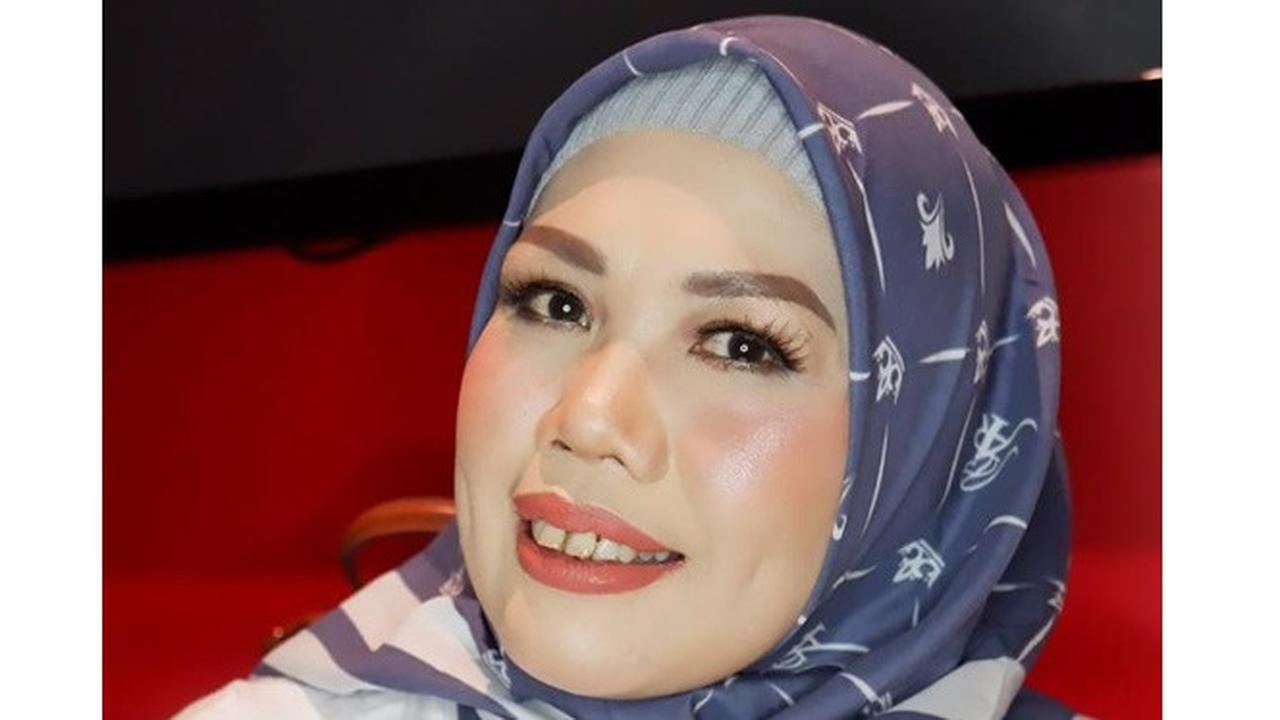 Lakukan Tanam Benang di Wajah, Ini 6 Potret Ely Sugigi Tampil Glowing