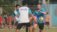 Ahmet Atayev (kanan), dicoba di dua posisi setelah resmi jadi pemain Arema, Senin (7/8/2017). (Bola.com/Iwan Setiawan)